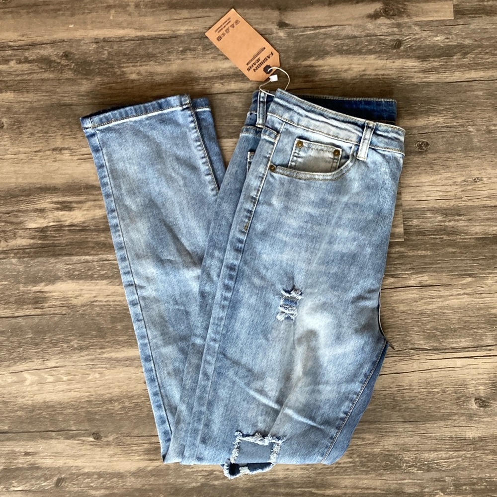 Fashion Jeans distressed skinny jeans. Size 6
